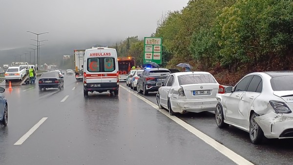 Otoyolda 5 araç birbirine girdi: 1 ölü, 2 yaralı var